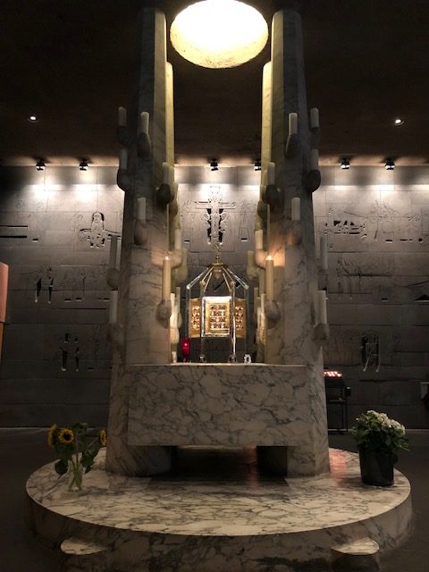 A side altar in the same chapel 