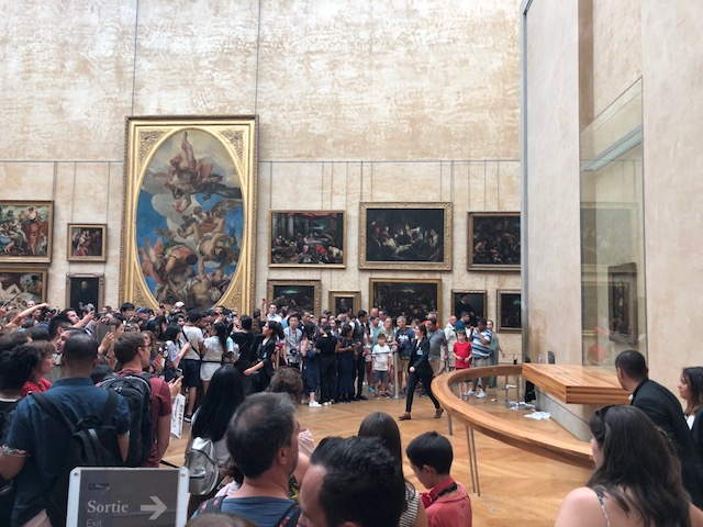 The mob in front of the Mona Lisa 