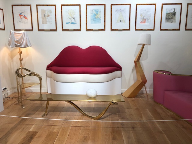 A couch shaped like lips 