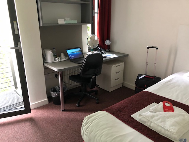 Room with a bed and a nice desk 