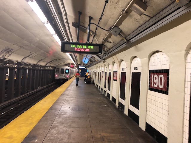 Subway platform at 190th St